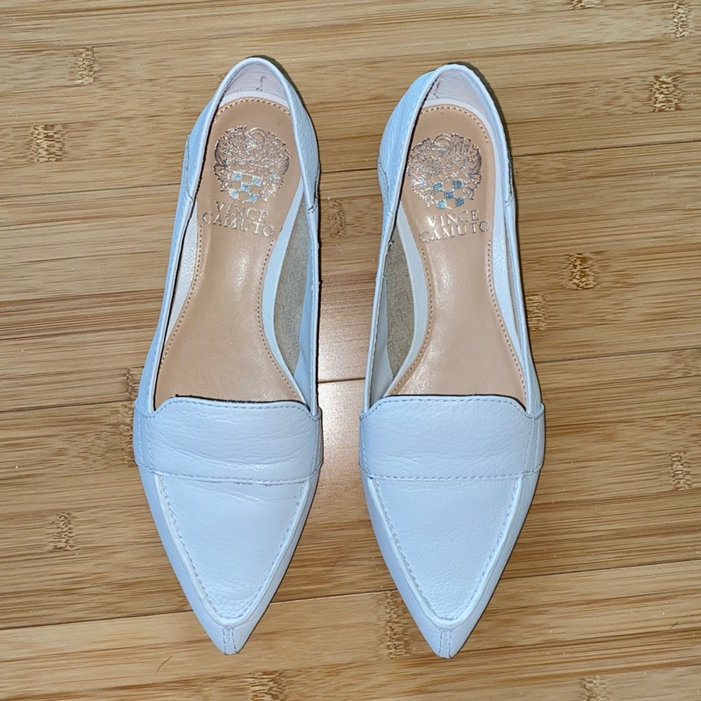 Brand New! VINCE CAMUTO FLATS - size 6